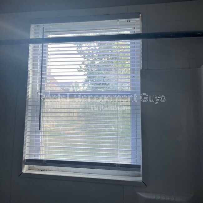 Building Photo - 2110 Fremont Ave N