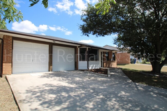 Building Photo - Bright and Open 3 Bedroom Home in Cove!