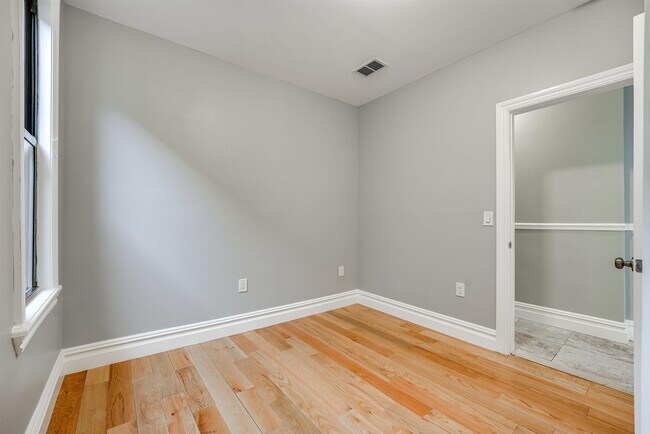 Building Photo - 532 38th St