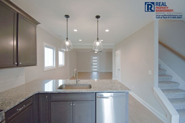 Building Photo - Gorgeous and modern 2 bedroom townhome in the heart of Murfreesboro w/ neighborhood pool, hi-spee...