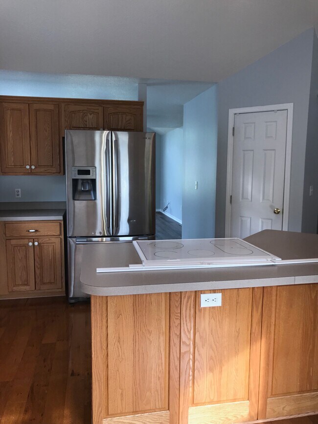 Building Photo - 2010 S Elm St