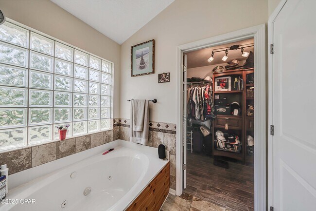 Building Photo - 625 Amberjack Dr