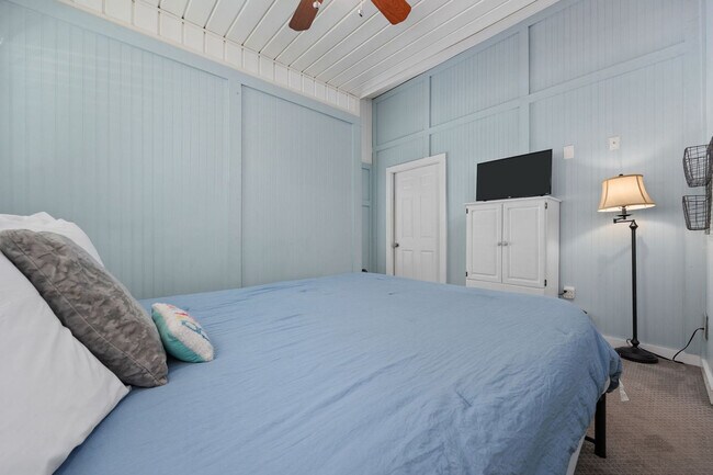 Building Photo - 347 Seabreeze Dr