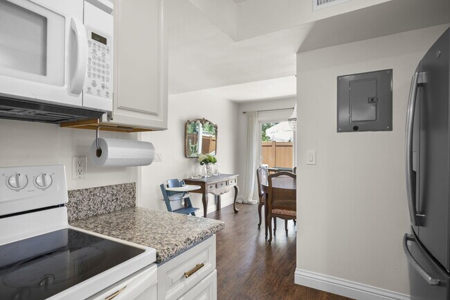 Building Photo - 27462 Country Glen Rd