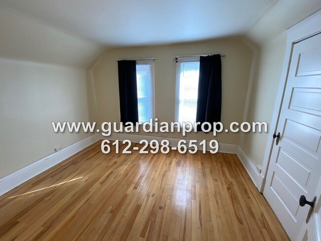 Building Photo - House Close to U of M Available Now, Hardwood Floors, Remodeled Bathroom, 2 Car Garage