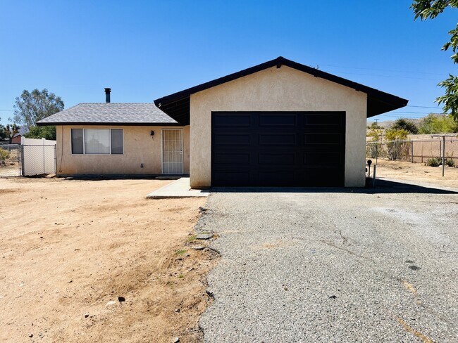 Building Photo - Two bedroom Home in South Joshua Tree