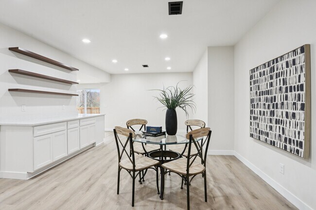 Building Photo - 1357 Lake Sherwood Dr