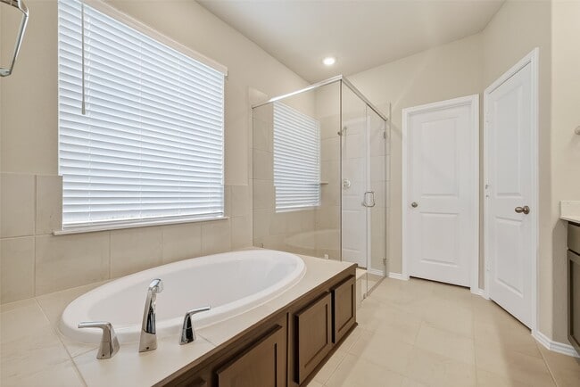 Building Photo - 411 Sunlit Vly Cir