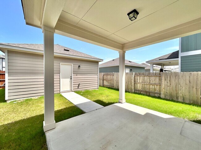 Building Photo - Spacious 3/BR 2.5/BA Home with Modern Fini...