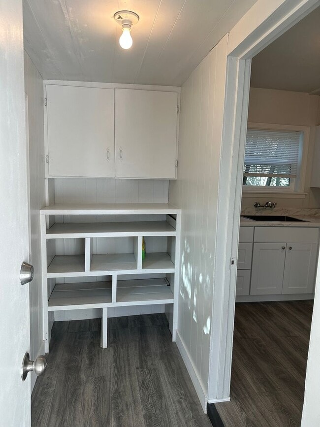 Building Photo - Chestnut-1918/1920