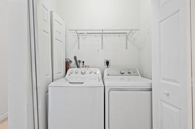 Building Photo - 2552 NE 41st Ave