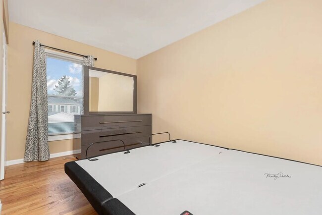 Building Photo - 572 Oswego Dr