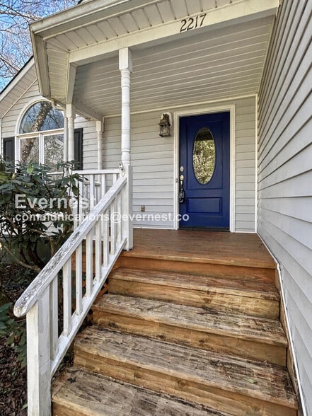 Building Photo - 2217 Briar Glen Rd