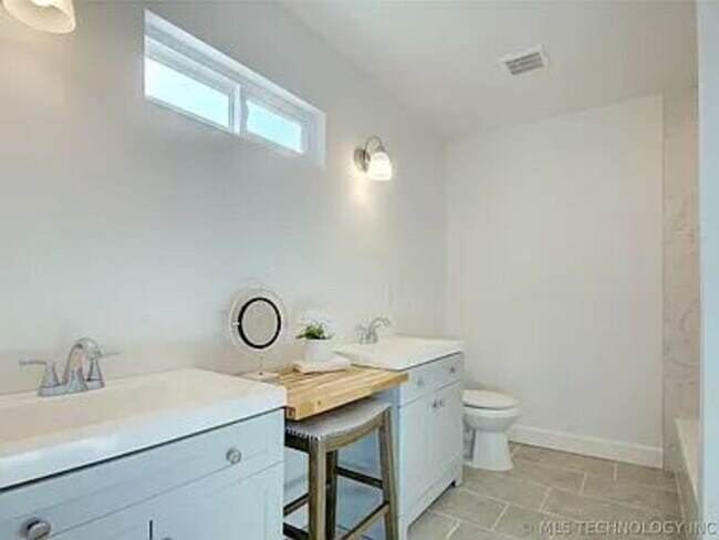 Building Photo - 3608 S 31st W Ave