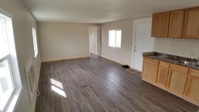 Building Photo - 3 Bed 1.5 Bath Fully Remodeled Mobile Home...