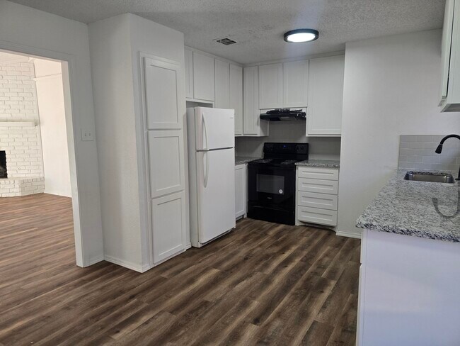 Building Photo - 2211 33rd St