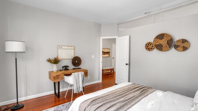 Building Photo - Two Bedroom Condo in SOMA with Yard, Parking, and W/D.