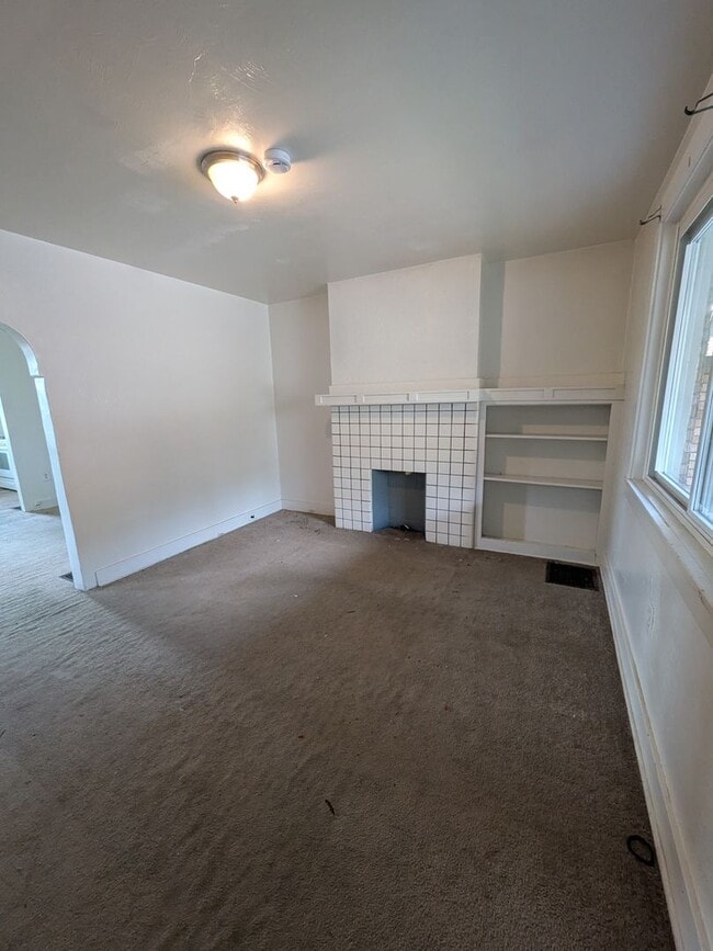 Building Photo - 2 bed 1 bath home with large living room a...