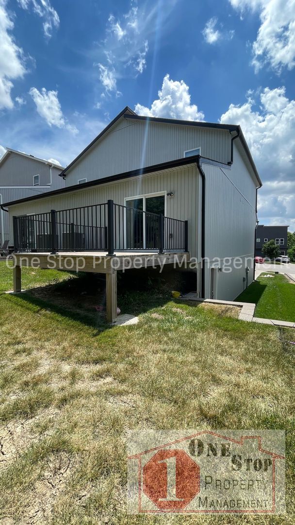 Building Photo - 3 Bedroom, 2.5 Bath Modern Townhome in Nor...