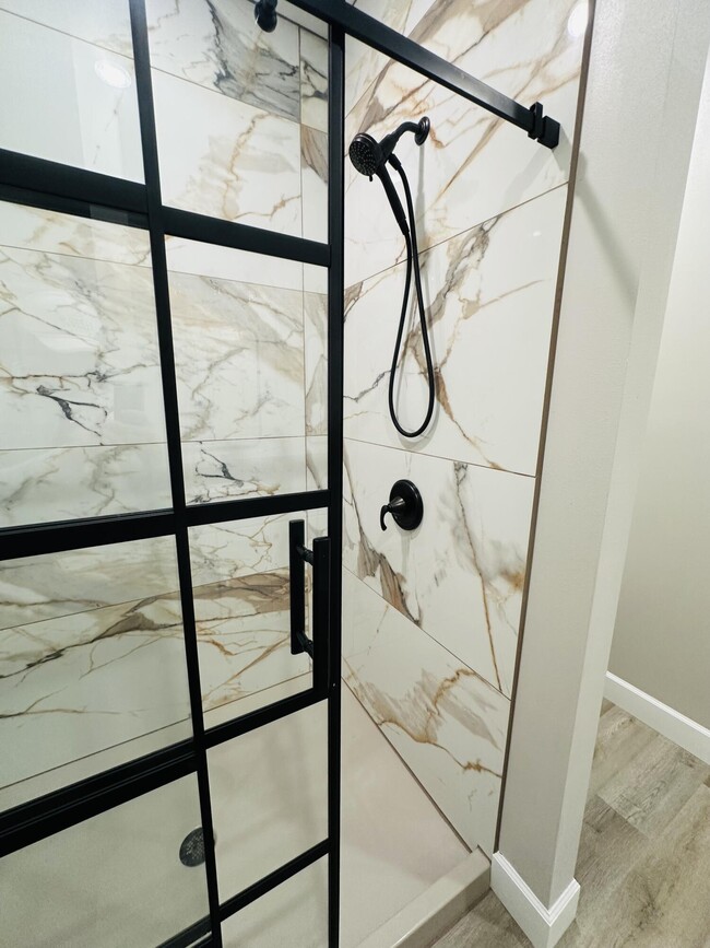 Building Photo - 726 Vine Dr