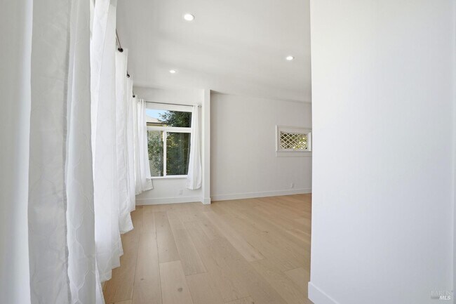 Building Photo - 172 Bella Vista Ave