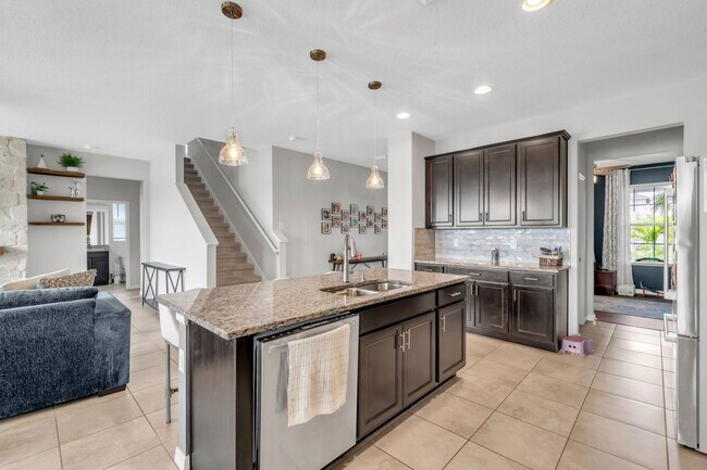 Building Photo - Spacious 5-Bedroom Home with Resort-Style ...