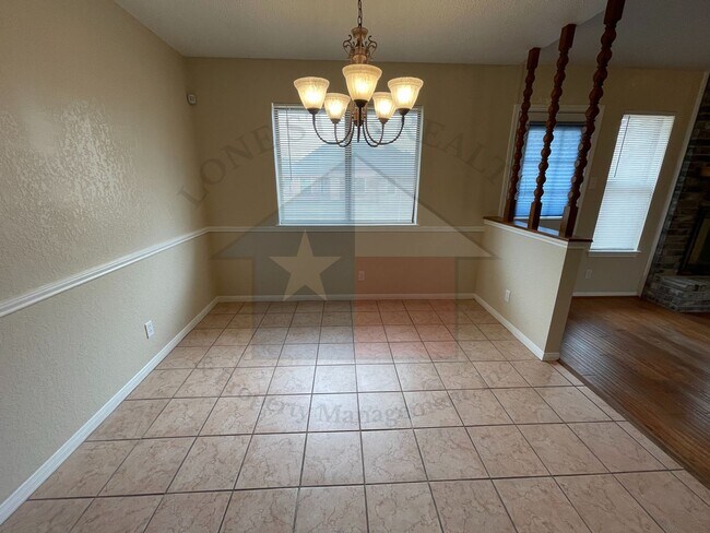 Building Photo - 1303 August Dr