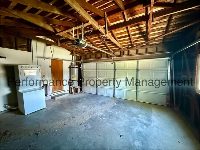 Building Photo - 14 Suzanne St