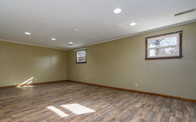 Building Photo - 404 Elm Tree Dr