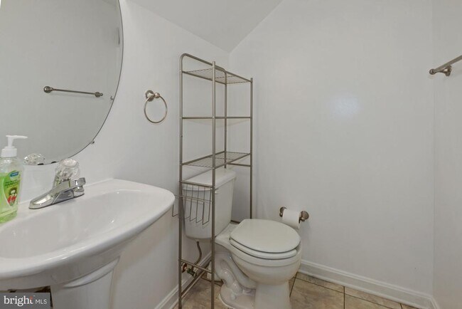 Building Photo - 2480 Angeline Dr