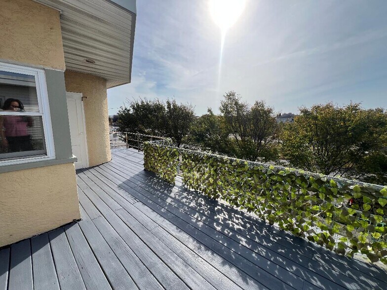 Deck - 411 W Park Ave