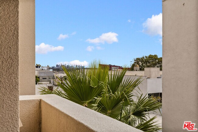 Building Photo - 930 N Doheny Dr