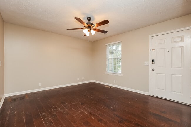 Building Photo - 3200 Lakeford Dr