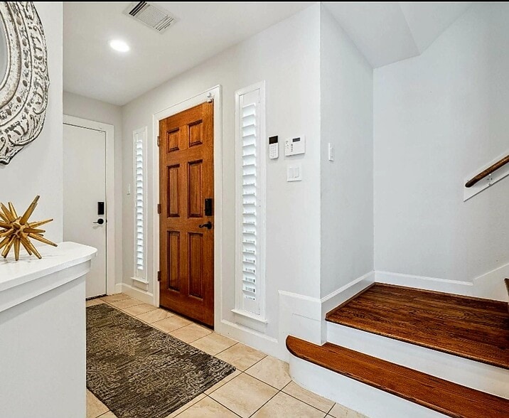 Building Photo - 548 Westcross St