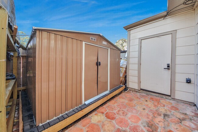 Building Photo - 840 Threadneedle St