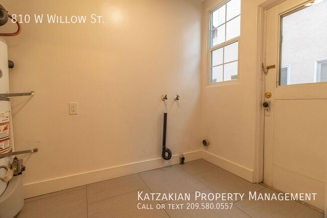 Building Photo - Large 2-Story 1-Bedroom 1.5 Bath Midtown T...