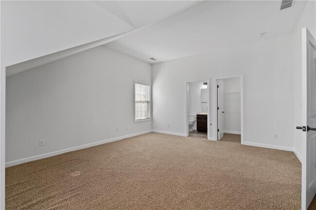 Building Photo - 6440 Century Park Pl SE