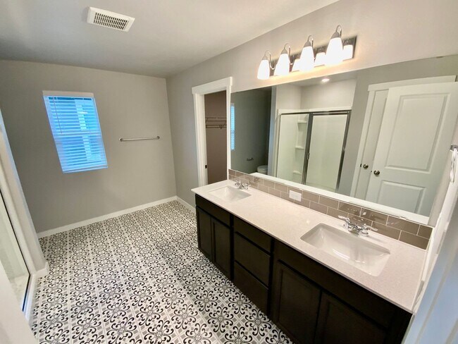 Building Photo - 914 Burwood St SE