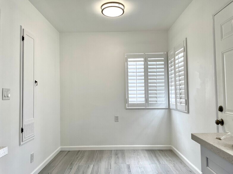 kitchen nook - 3412 Pearl St