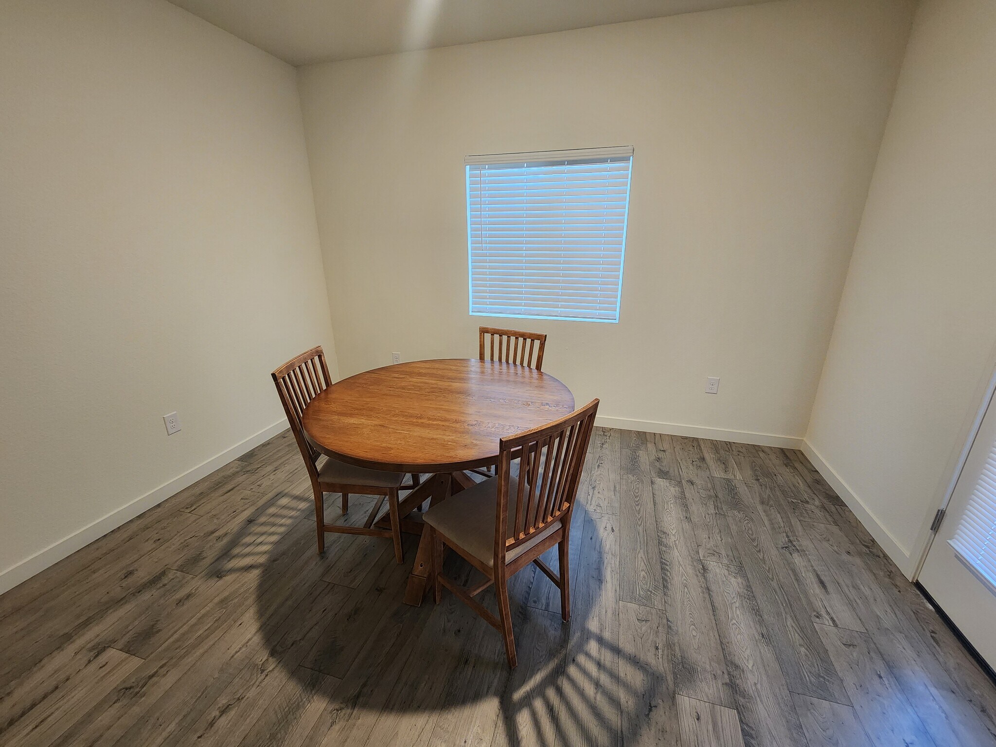 Building Photo - 1008 Maple Way