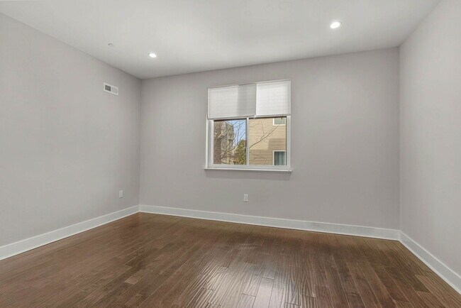 Building Photo - 1645 W Cabot St