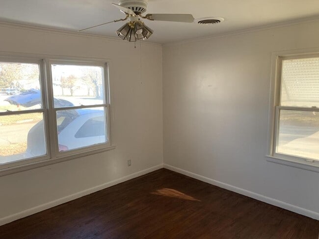 Building Photo - 2121 E Eucalyptus Ave