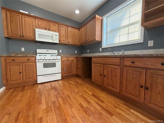 Building Photo - 10 Burnside Ave