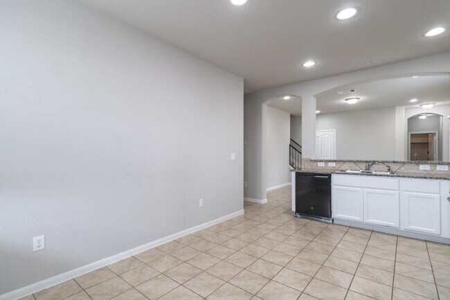 Building Photo - 2880 Donnell Dr