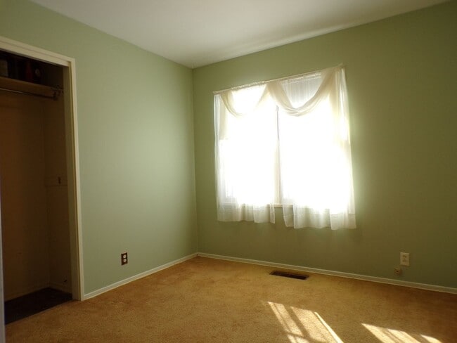 Building Photo - Light-Filled Home in Ideal Traverse City Neighborhood