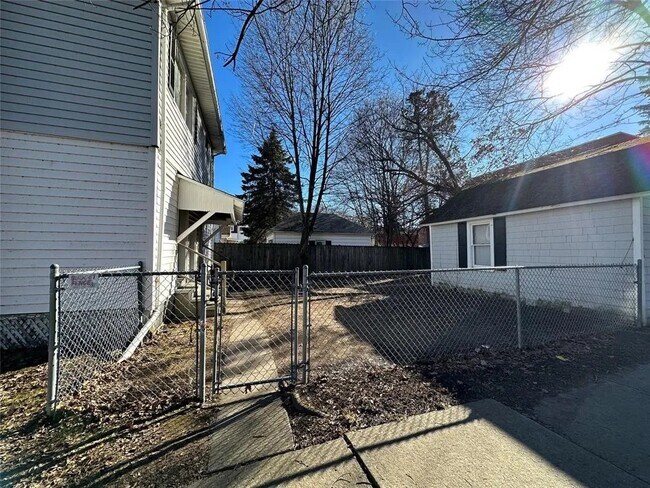 Building Photo - 109 Schubert St