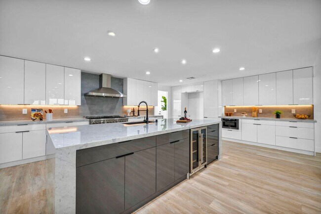 Building Photo - Meticulously renovated single-story contem...