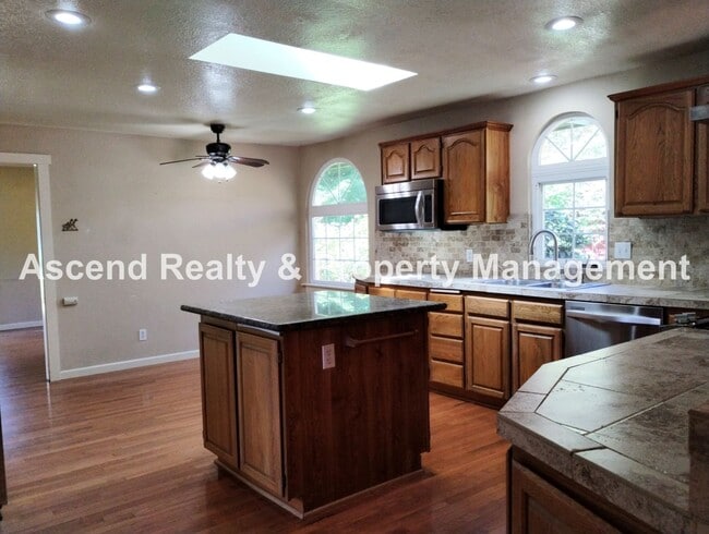 Building Photo - *Price Drop & Move In Special* One Level O...