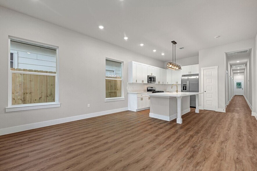 Building Photo - 112 S San Jacinto St