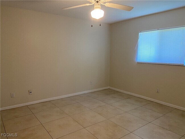 Building Photo - 1301 NE 12th Pl